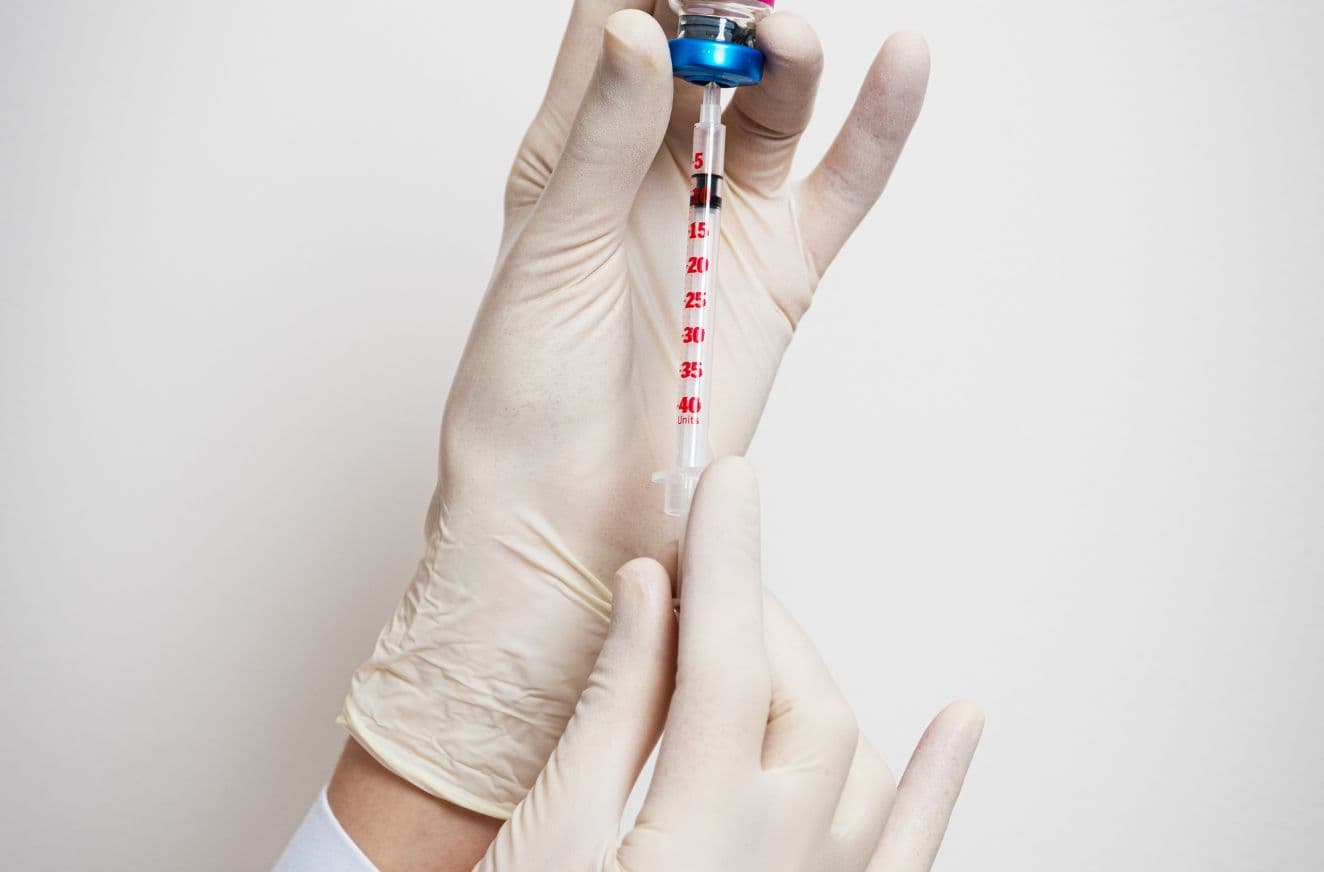 Microneedling: Wie die Mikronadel-Behandlung gegen Narben und Falten wirkt