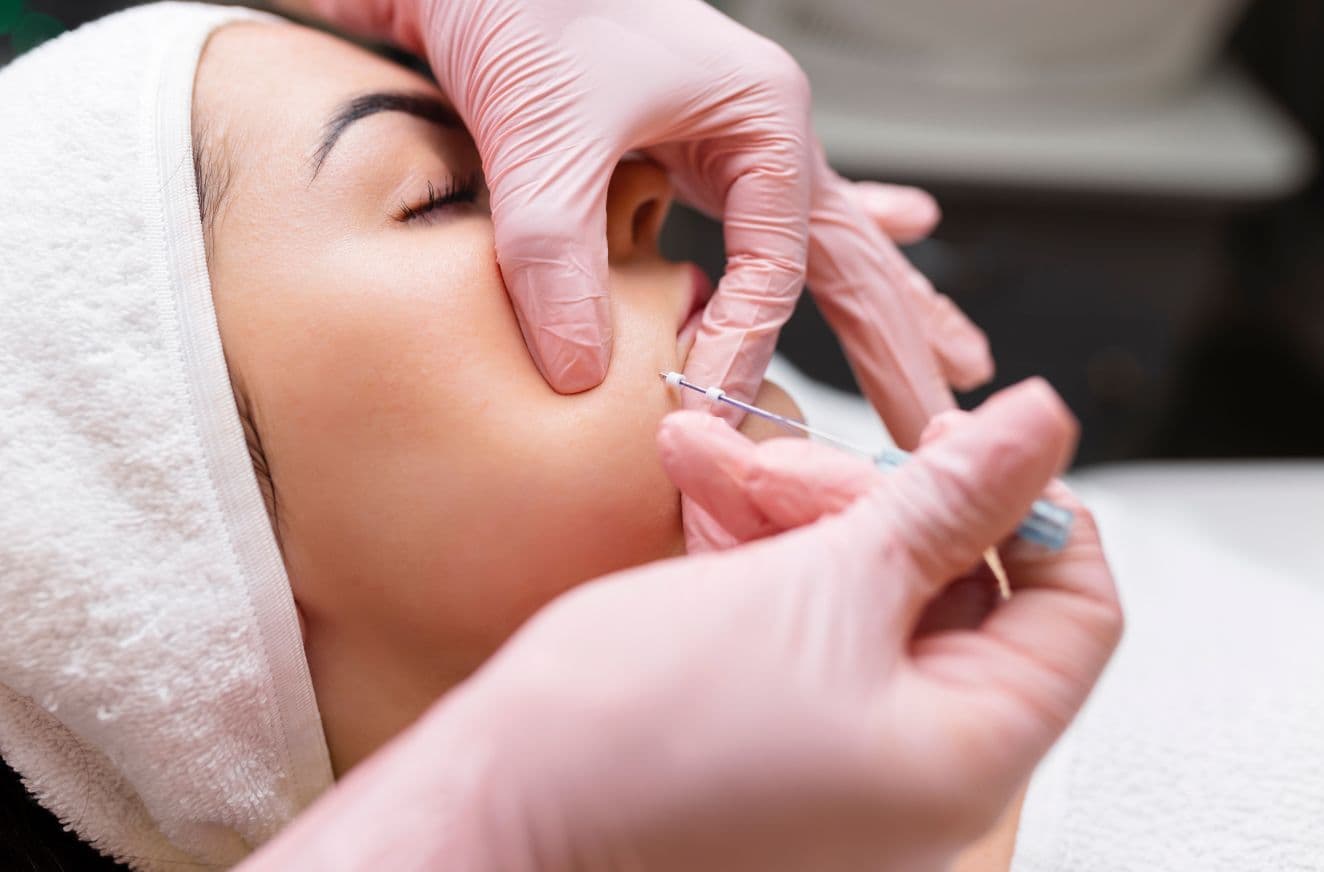 Nägel pflegen nach der Modellage: Tipps gegen Risse und Ablösen