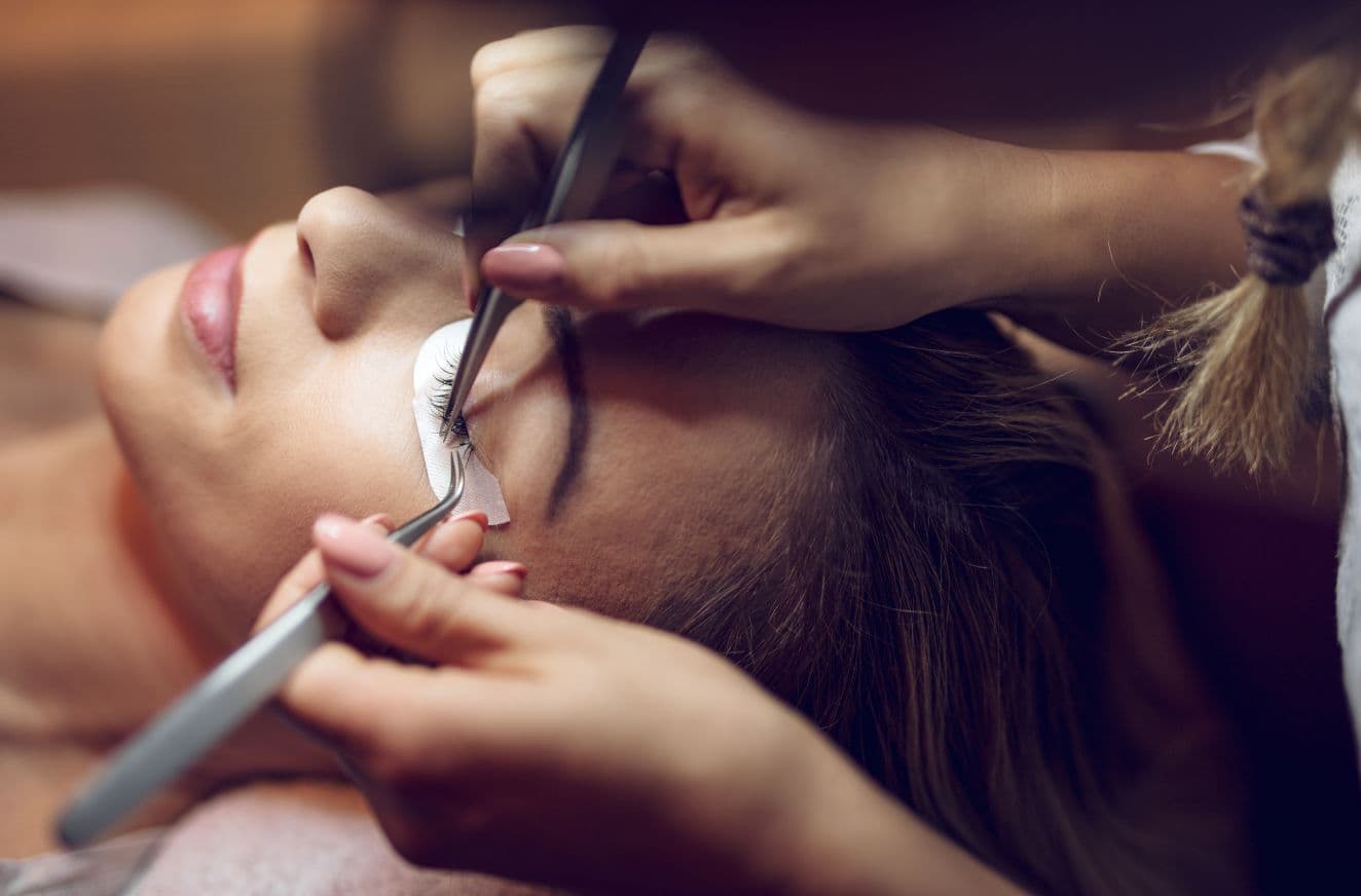 Augenringe und Tränenrinne: Welche Behandlungen den Blick frischer machen